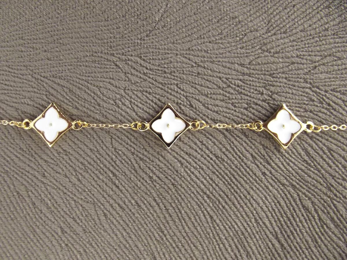 white-clover-charm-bracelet-white-trefoil-bracelet-black-white-quatrefoil-bracelet-women-gifts-gift-for-her-gift-for-woman-friendship-bracelet-white-clover-jewelry-0